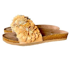 NOT RATED ladies slip on sandal NWOT 8 1/2 brand new never worn tan soft flowers